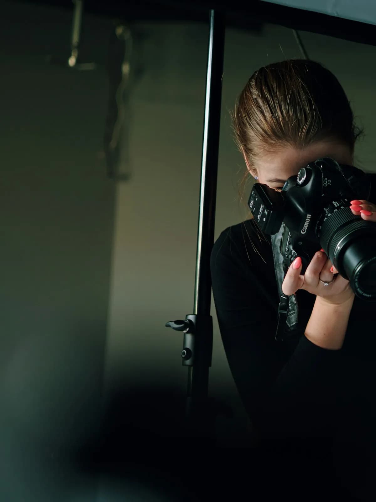 Fotografin mit Kamera im Halbdunkel