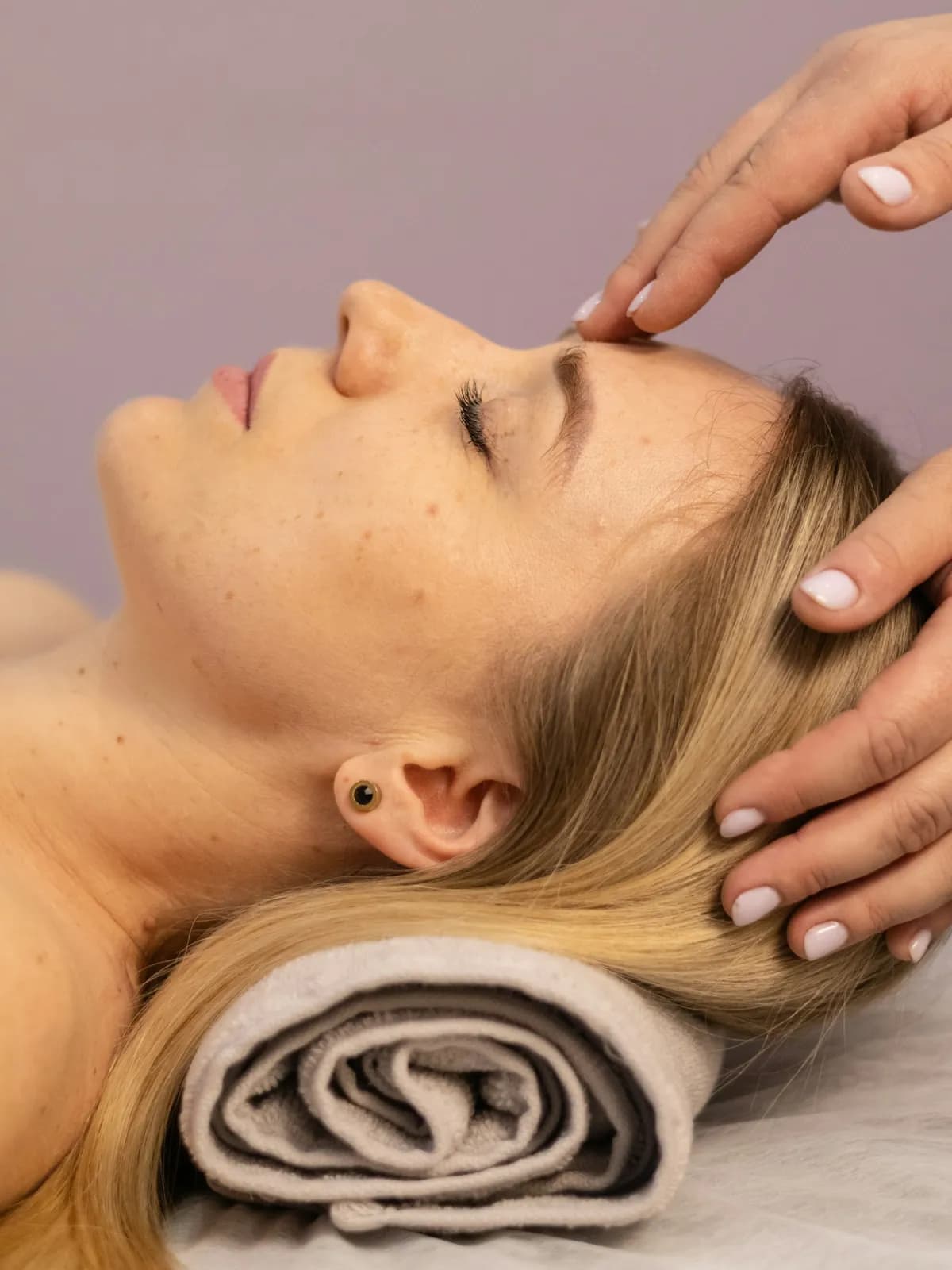 Gesichtsmassage bei einer Kosmetikbehandlung