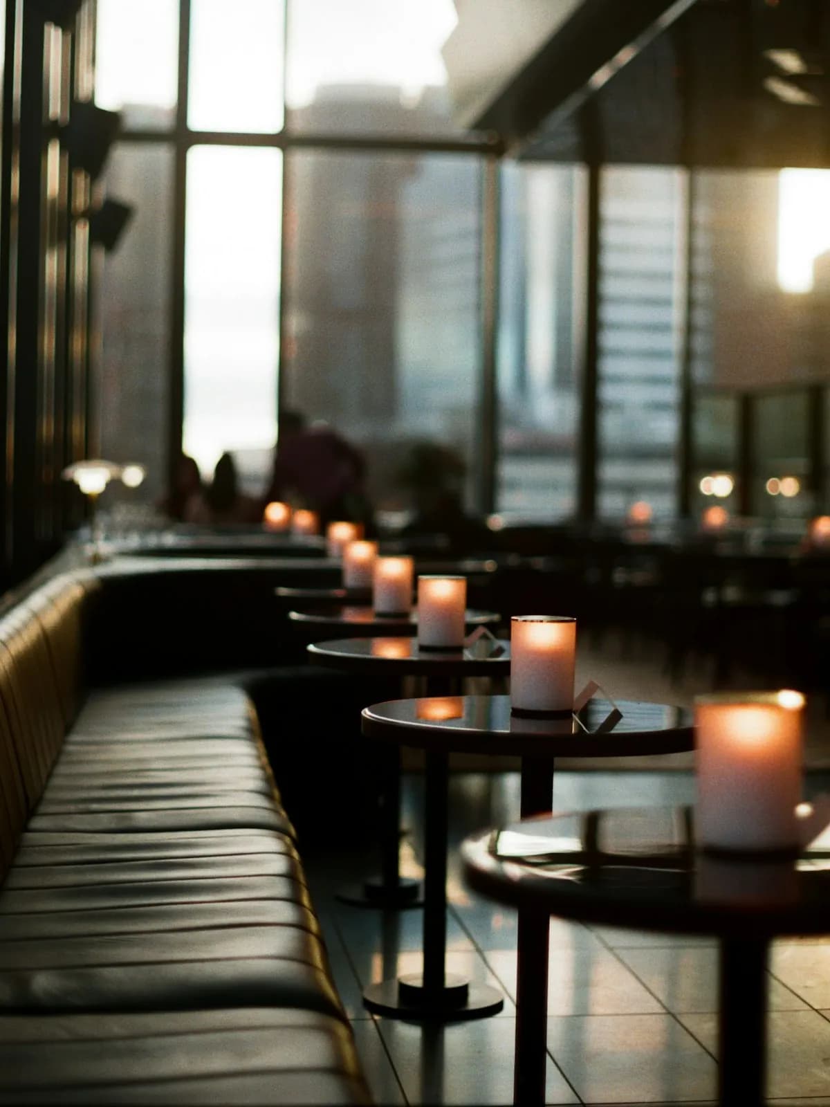Restaurant am Abend, Kerzen auf den Tischen