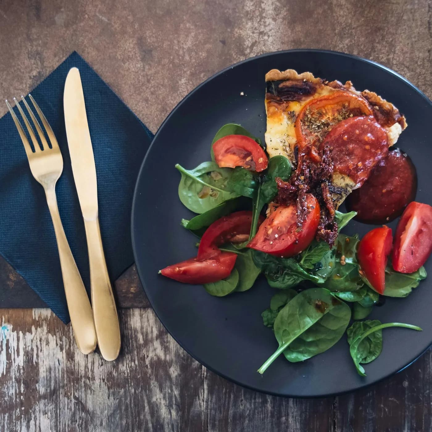 Gericht mit Tomaten und Blattsalat von oben fotografiert