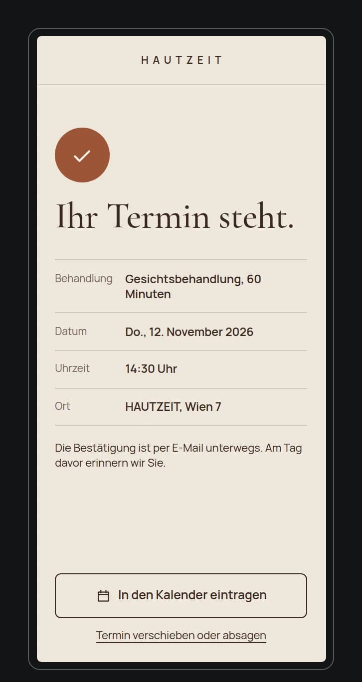 Bestätigungsbildschirm des Kosmetikstudios HAUTZEIT auf einem Handy: „Ihr Termin steht.“, darunter Behandlung, Datum, Uhrzeit und Ort, der Hinweis auf die Erinnerung am Vortag und die Knöpfe zum Eintragen in den Kalender und zum Verschieben oder Absagen